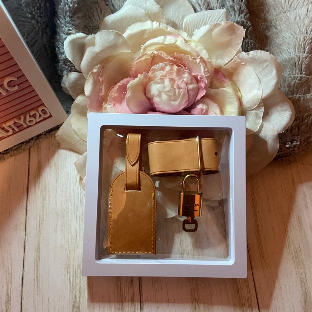 COPY - COPY - Louis Vuitton Vachetta Luggage Tag and Poignet Set with Lock and … - Picture 2 of 5